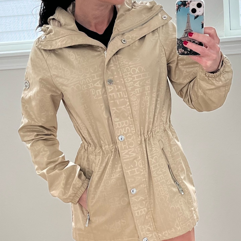 MICHAEL MICHAEL KORS
Signature Logo Print Anorak Jacket beige